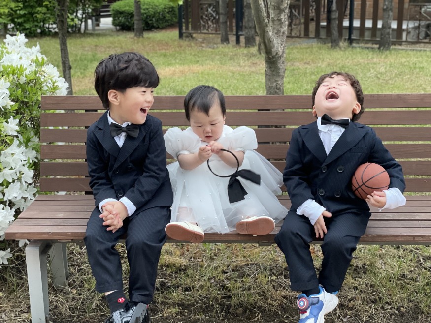 4. 아산시 ‘아기사랑 사진 공모전’ 대상은 배방읍 장진희 씨의 ‘하하하 삼남매’.jpg