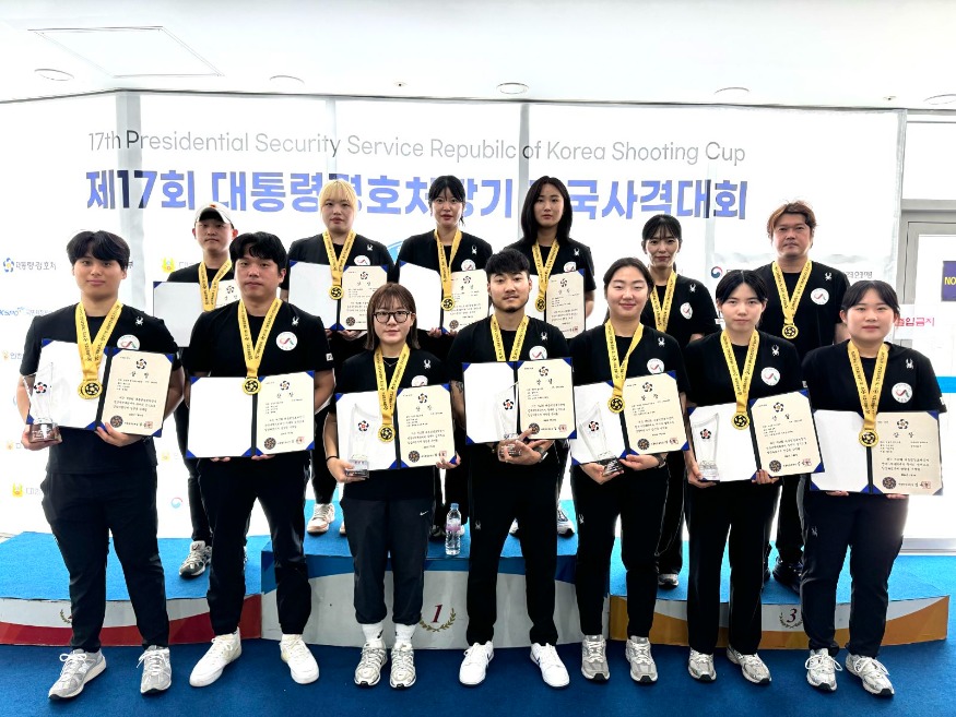 4. 서산시청 사격팀이 15일 옥련국제사격장에서 총 12개의 메달 획득을 기념했다..jpg