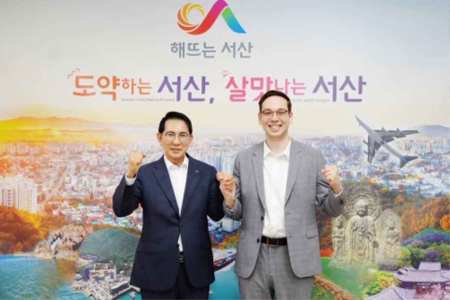 1. 네덜란드 기업 SHS 관계자가 서산시청을 방문해 충남글로벌홀티콤플렉스 투자 계획을 설명했다.2.JPG