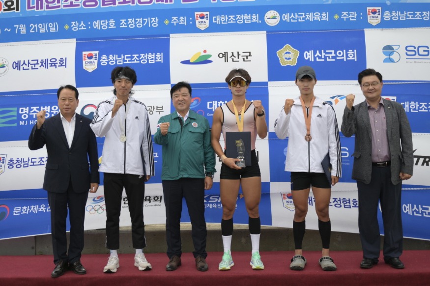 최재구 예산군수(왼쪽 세번째), 최광선 예산군체육회장(왼쪽 첫번째), 최일권 충남조정협회장(오른쪽 첫번째)이 남자일반부 경량급싱글스컬 부문 시상 후 기념촬영을 하는 모습.jpg