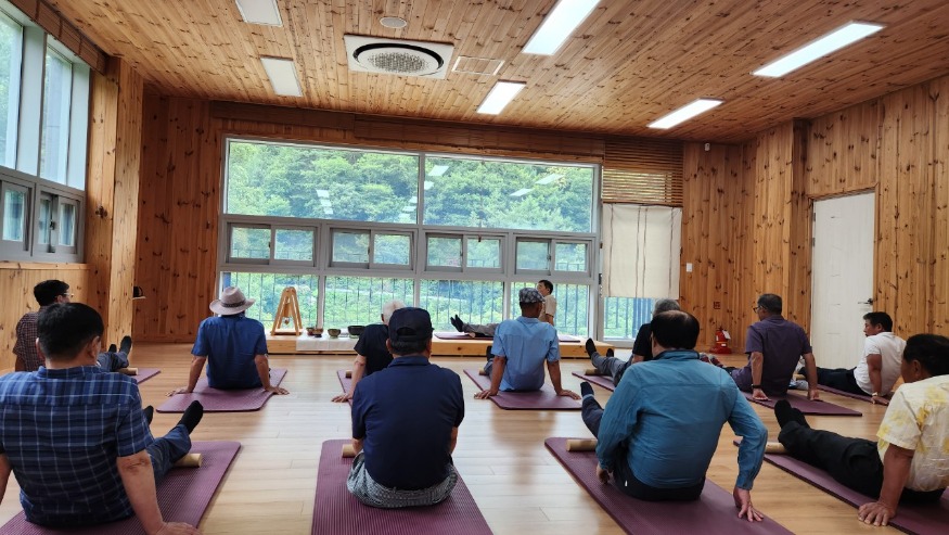 4.국립예산치유의숲 국가유공자 힐링프로그램 참여 모습 (1).jpg