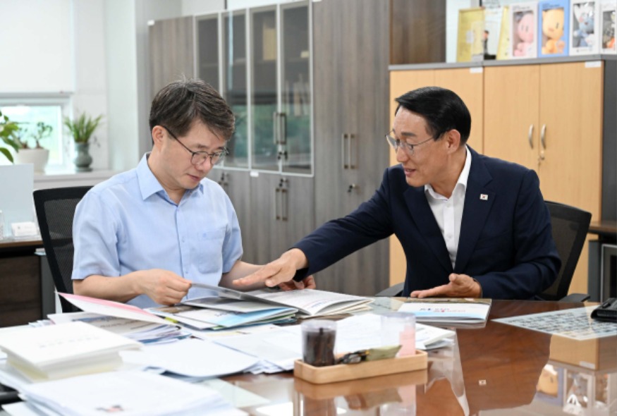 24일 (이용록 홍성군수, 기재부 방문 ‘내년도 국비 확보’ 총력)_김동일 예산실장과 이용록 홍성군수.jpg