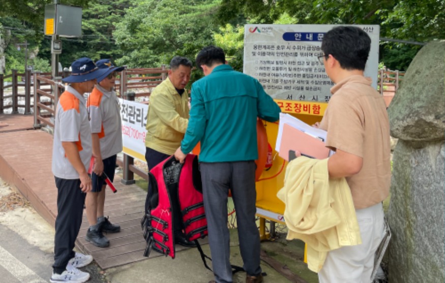 2. 홍순광 서산시 부시장이 물놀이 관리지역 3개소를 찾아 안전 관리 현황을 점검하고 안진관리요원을 격려했다.4.jpg