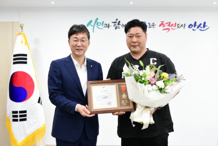 2.안산시, 심폐소생술로 생명 구한 시민에 모범 시민 표창 수여.jpg