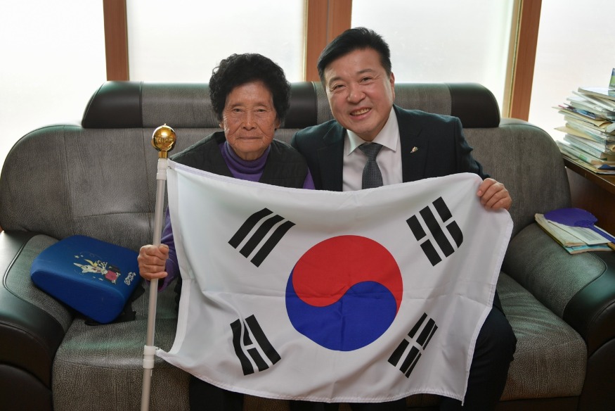 3.최재구 예산군수 독립유공자 유족 위문 모습2.jpg