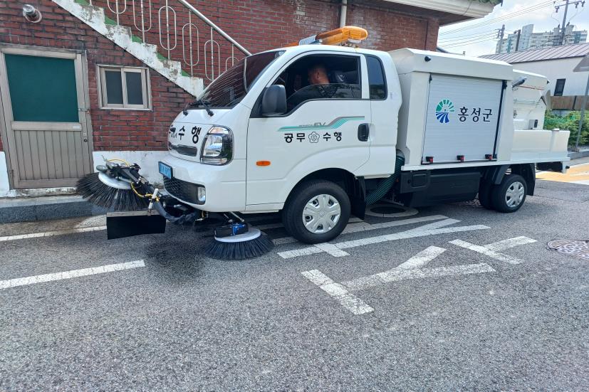 6일 (홍성군, 친환경 전기노면청소차 운행 개시).jpg