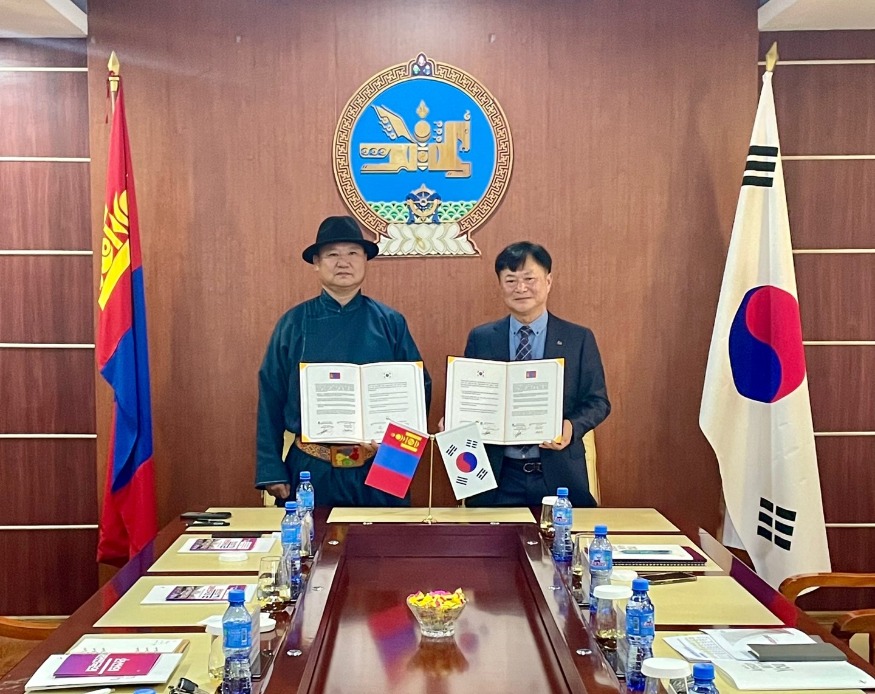 1.안산시-몽골 우브르항가이주, 국제 우호 도시 관계 수립 교류의향서 교환(왼쪽부터 이슈도르지 도르즈렌 우부르항가이 주지사, 박근호 안산시 정책보좌관).jpg