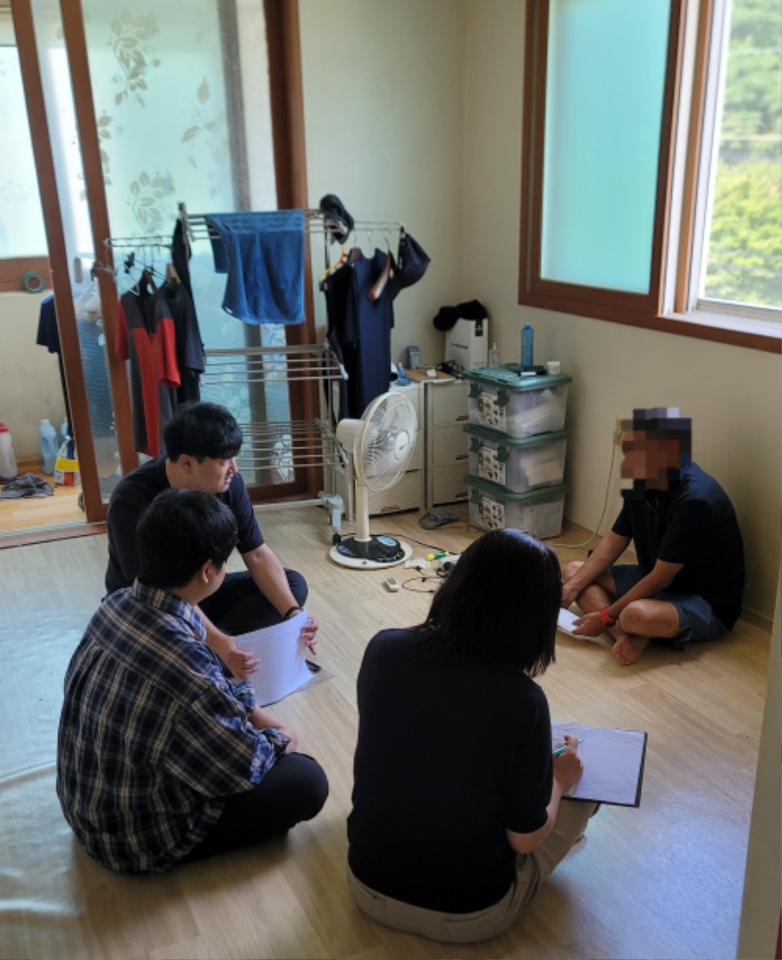 2. 서산시청 직원이 밤새안녕 서비스 대상자의 자택을 방문해 안부를 확인하는 모습.jpg