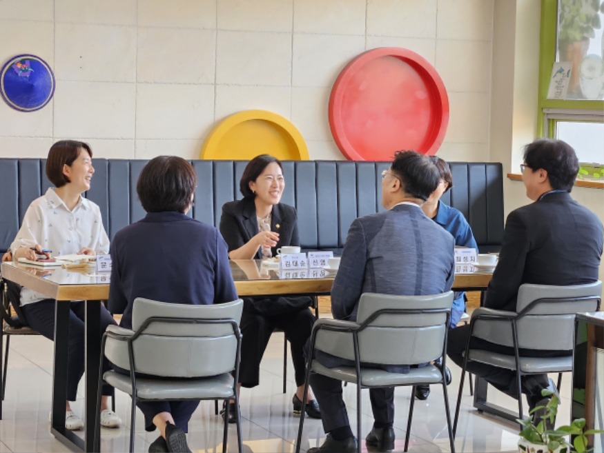 2.안산시_여성가족부, 다문화 가족 정책 추진 현장간담회 진행(1).jpg