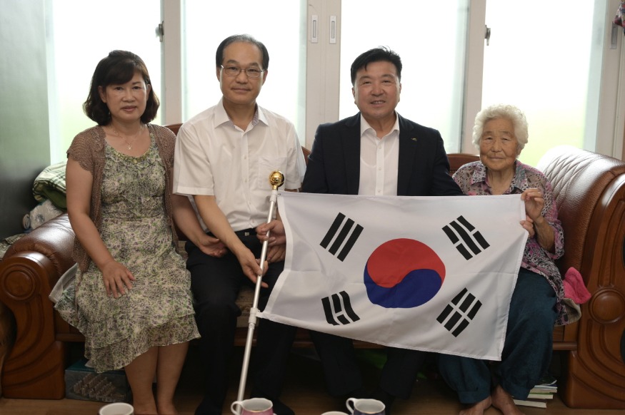 2.독립유공자 유족 위문 기념촬영1.jpg