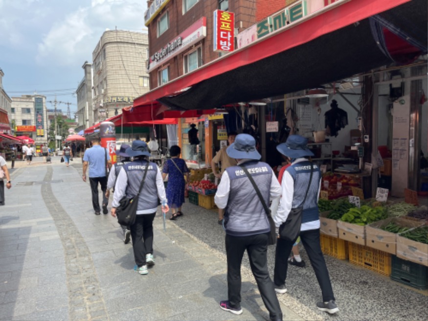 4.안산시, 하반기 로보캅순찰대 운영 강화…‘어린이·학생 안전 중점’(지난 6일 다문화마을특구 주간순찰 사진).JPG