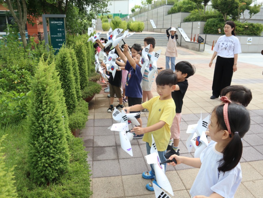 한국서부발전 직장보육시설인 새빛어린이집 어린이들이 직접 만든 태극기 바람개비를 흔들면서 제79주년 광복절의 의미를 되새기고 있다..jpg