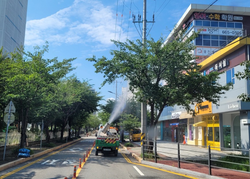 4. 미국흰불나방 방제를 위해 방제 차량이 약제를 살포하고 있는 모습.JPG