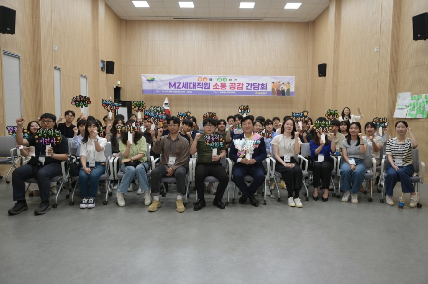 1.최재구 군수-MZ세대 직원 소통 공감 간담회 사진2.jpg