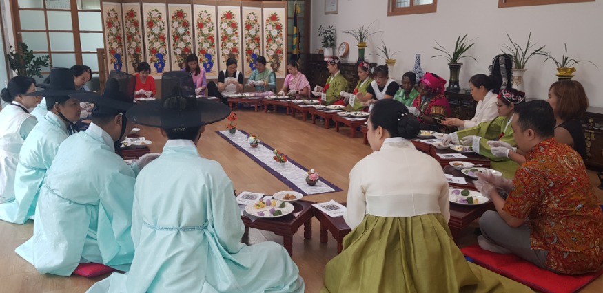 3.안산시,‘명절맞이 세계인의 고향밥상’성료… 외국인 고향의 정 나눠(1).jpg