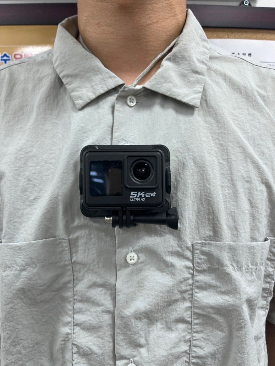 3.웨어러블캠(착용형 카메라) 설치 모습.jpg