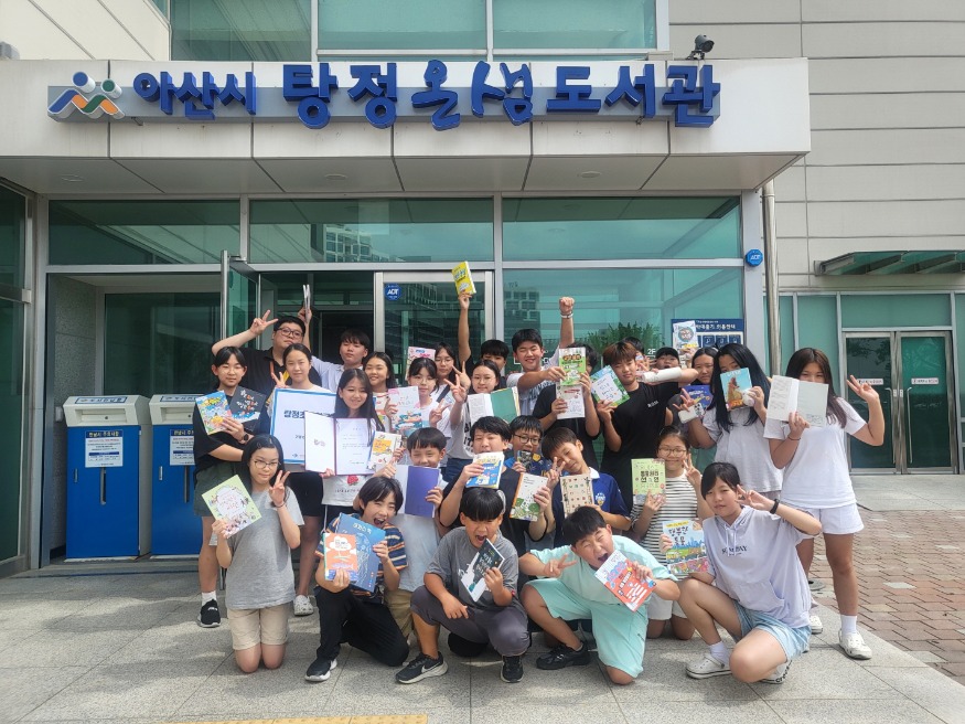 12. 아산시 탕정초등학교 6학년 1반, 탕정온샘도서관에 도서 기증.jpg
