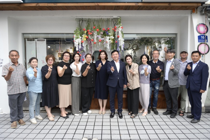2.살롱드예산 개소식 기념촬영2.jpg