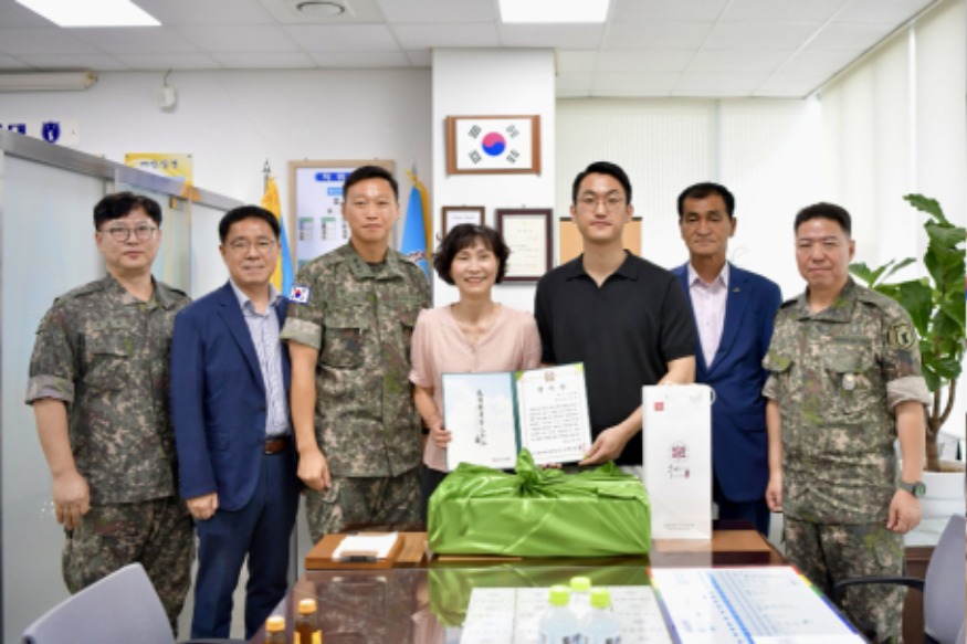 3.감사장 수여 기념촬영(오른쪽에서 세번째 김기현 씨).JPG