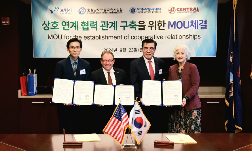 MOU사진 (왼쪽부터 한태희 교육장,데이비스 로버트(DAVIES,ROBERT) 총장, 김동일 시장, 랜캐스터 폴라(LANCASTER, PAULA) 부총장).jpg