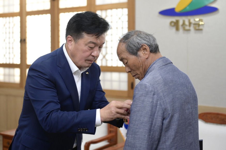 2.화랑무공훈장 전수 모습.jpg