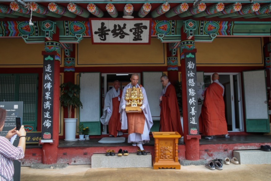 (사진2) 금동비로자나불삼존좌상 봉안식(1).jpg