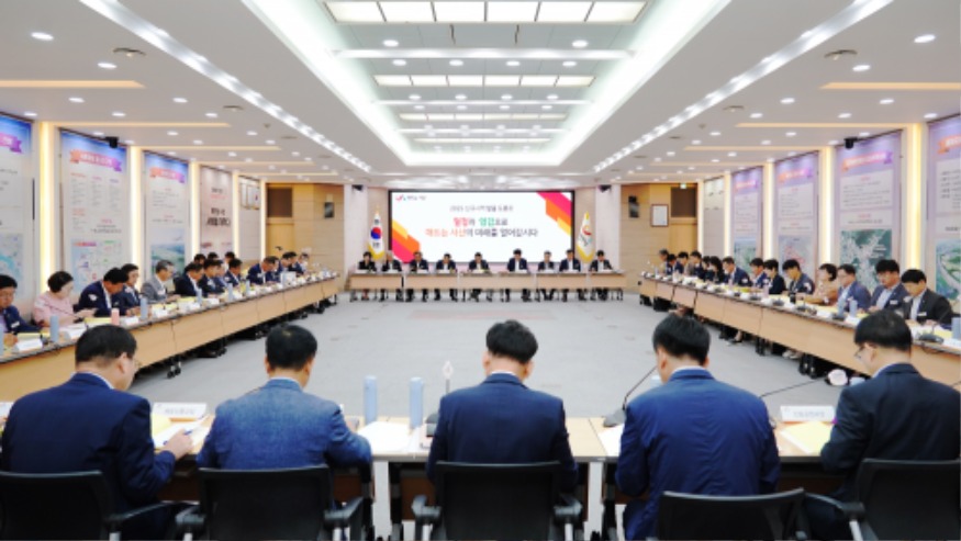 2. 시청 대회의실에서 24일 진행된 2025년 신규시책 발굴 토론회3.JPG