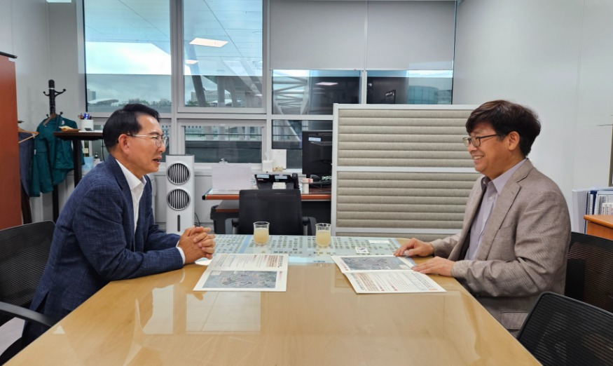1. 이완섭 서산시장이 7월 행정안전부 관계자를 만나 서산배수분구(동지역) 도시침수 대응 사업을 위한 특별교부세 30억 원 반영을 요청했다..jpg