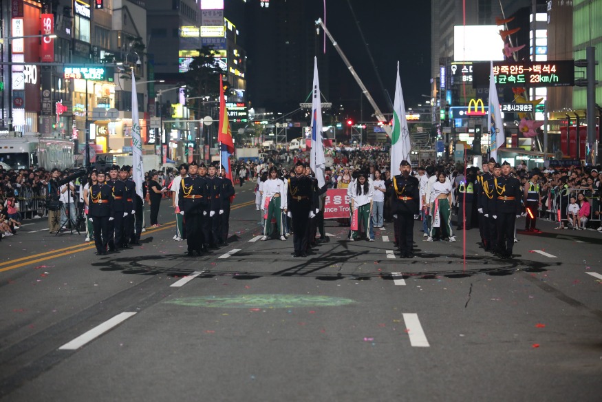 교육청소년과(태조산 몽골청소년 거리퍼레이드 참여).jpg