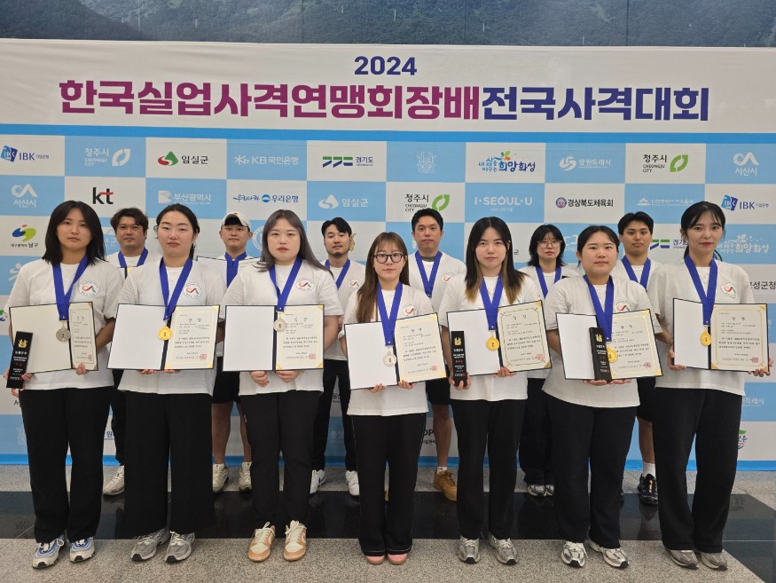 2. 서산시청 사격팀이 28일 대구국제사격장에서 메달 획득을 기념했다..jpg