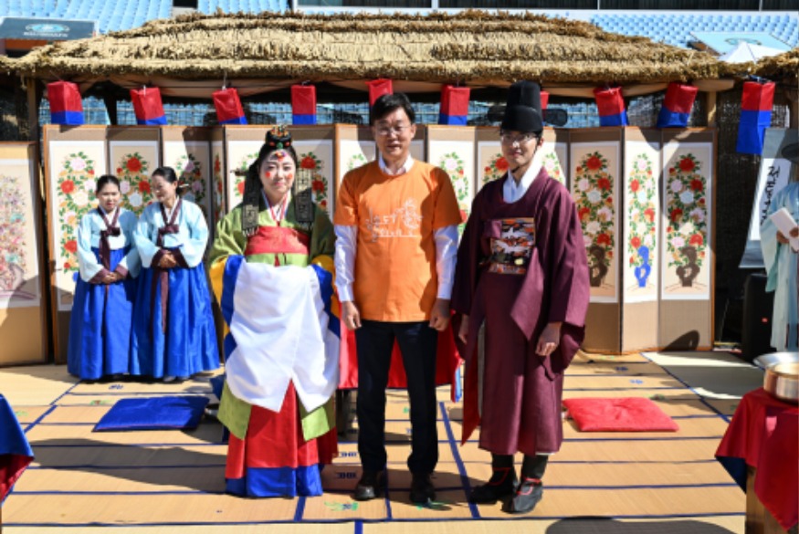 4.안산시, 김홍도문화제서 시민 3쌍 전통 혼례 올려“결혼 장려”(1).jpg