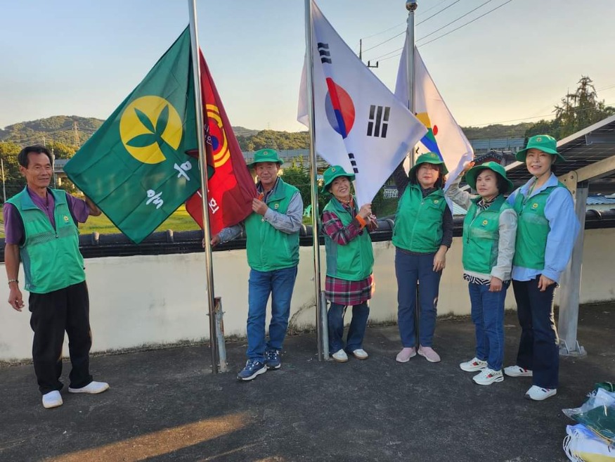2.신양면 태극기 달기 운동 모습.jpg