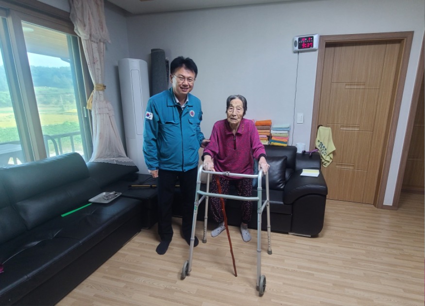 10일 (서부면 백세 어르신들  장수 기원 청려장 받으며 미소 가득).jpg