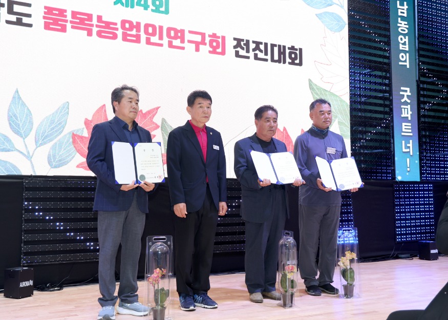 2. 태안군 마늘연구회 및 양봉연구회 충남우수연구회 선정 3(양봉연구회).JPG