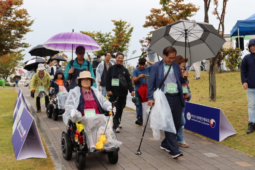 3. 아산시장애인체육회, ‘2024년 신정호 아트밸리로 떠나는 장애인 어울림 걷기 여행’ 성료 (2).jpg