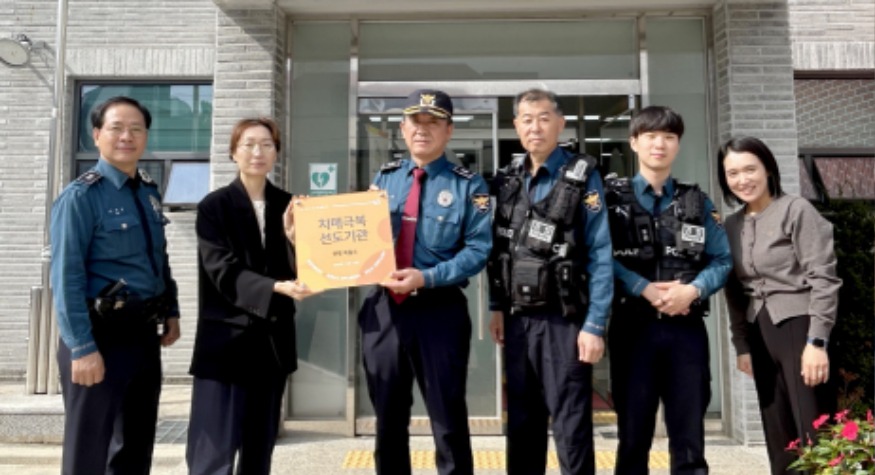 3. 치매극복선도단체 지정 현판 전달식 1.JPG