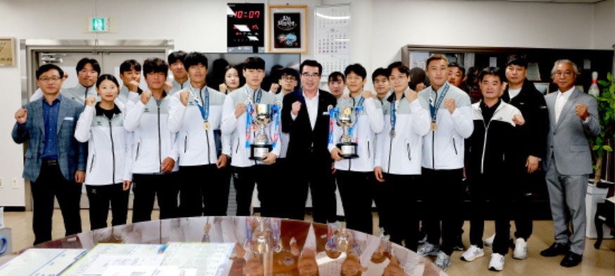 제105회 전국체육대회 선수단(시장님 기준 오른쪽 3번째 노랑머리 헤비급 김동회 선수).jpg