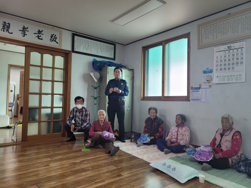241024 서산경찰서 부석파출소 노인 교통사고 예방활동 등 펼쳐!3.jpg