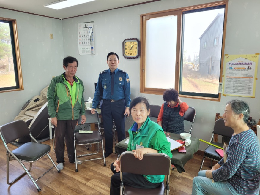 241028 서산경찰서 부석파출소 노인들 상대 교통사고 예방활동 펼쳐!3.jpg