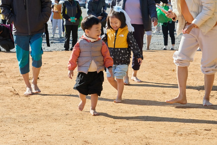 1. 아산시 ‘제1회 궁평저수지 맨발 황톳길 걷기 축제’ 성황리에 마쳐 (4).jpg