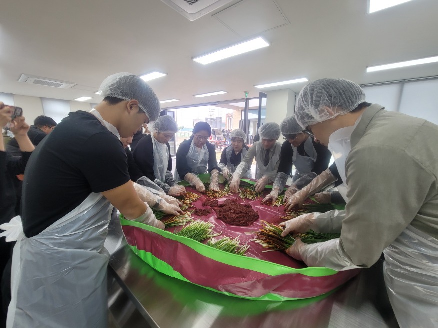 6. 아산시, 학교 4-H 회원들과 벼 탈곡, 쪽파김치 담그기 등 농촌체험활동 행사 개최 (2).jpg