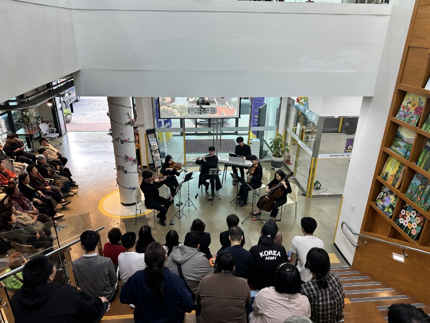 3. 아산시 여성커뮤니티센터 ‘나온(ON)’, ‘가을 음악회’ 성료 (2).jpg