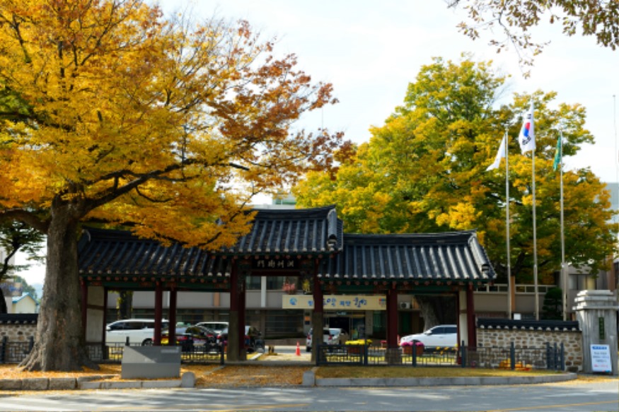 홍성군청사(홍주아문 가을 전경).jpg
