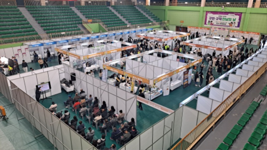 2. 서산시민체육관에서 5일 열린 2024년 서산시 구인·구직 만남의 날4.jpg