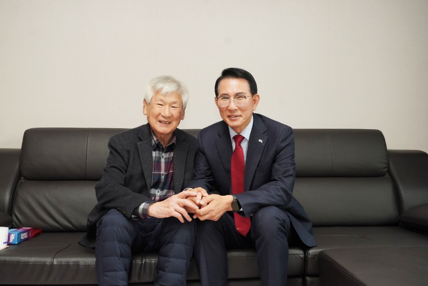 4. 이완섭 서산시장이 애국지사 허경 선생의 유족 허영일 씨를 만나 위문했다.1.jpg