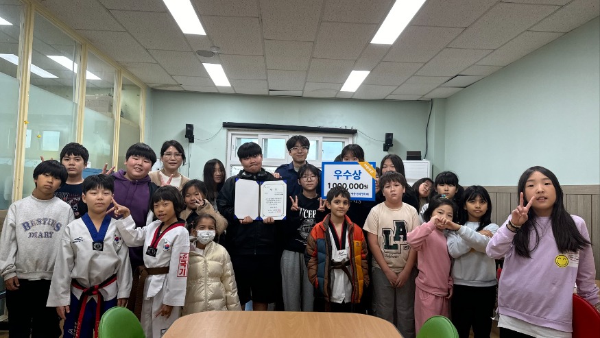 2.아동권리 영화제 우수상 수상 기념촬영.jpg