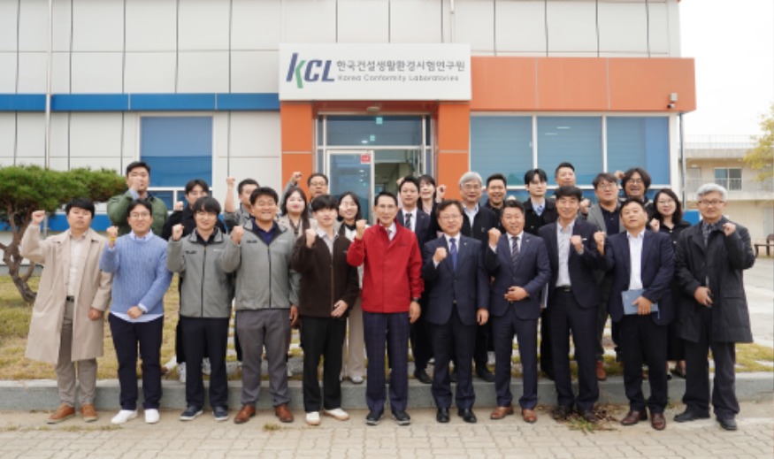 1. 이완섭 서산시장이 탄소포집활용실증지원센터 건설 현장을 방문했다1.jpg