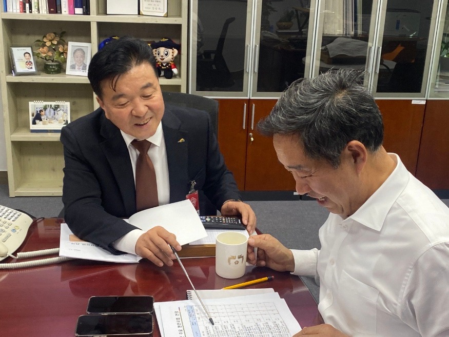 1.최재구 예산군수(왼쪽)와 강승규 국회의원 면담 모습 (1).jpg
