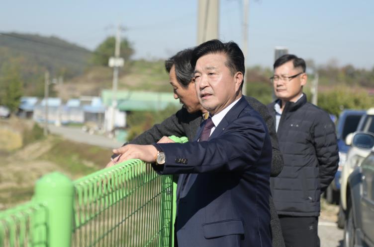 1.최재구 군수 지역개발사업장 점검 모습1.jpg