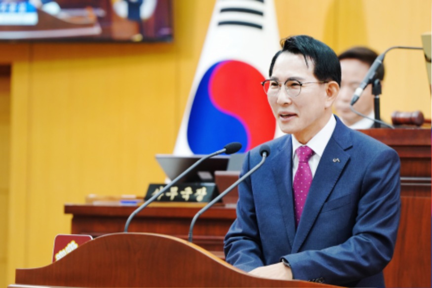 1. 이완섭 서산시장이 25일 서산시의회 본회의장에서 열린 제300회 서산시의회 제2차 정례회에서 시정 운영 방향을 설명하는 모습.jpg